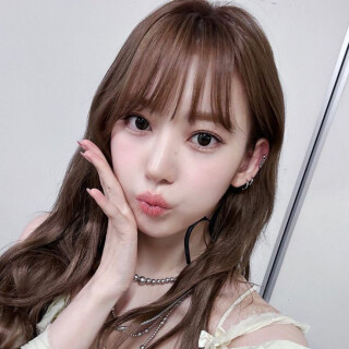 Le-Sserafim---Sakura